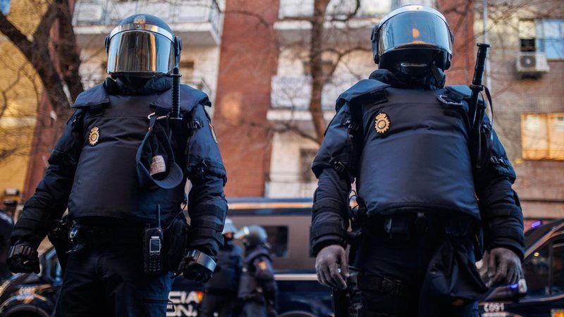 Tensión en Valladolid: la Policía devuelve a ultras del Sporting tras altercados matutinos
