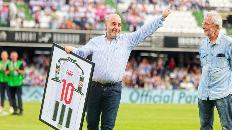 Homenaje a Héctor Escrig y polémica arbitral marcan el Castellón-Albacete en Castalia