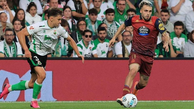 David Mella regresa y aporta energía y desequilibrio como lateral derecho en el Deportivo