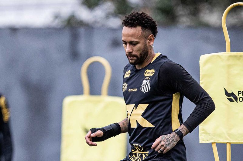 Neymar volta antes do previsto e é relacionado para duelo contra o Fortaleza