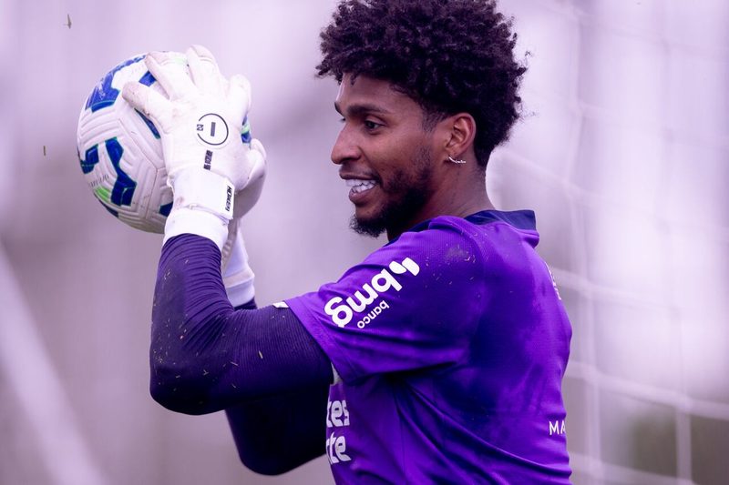 Corinthians recebe boas notícias com retorno de Hugo Souza aos treinos com bola