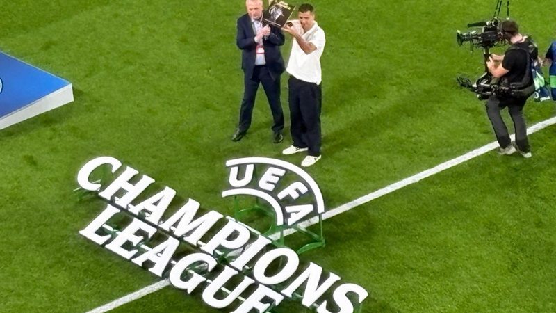 Villarreal rinde homenaje a Rodri, su Balón de Oro y leyenda del club