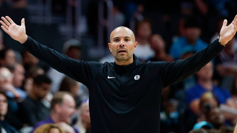 Jordi Fernández y los Nets caen ante Hornets en debut de la NBA