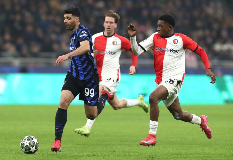 FC Bayern München intensiviert Gespräche mit Feyenoord-Talent Givairo Read