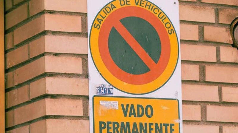 ¿Se puede aparcar donde no hay señal de vado? Esto dice la ley