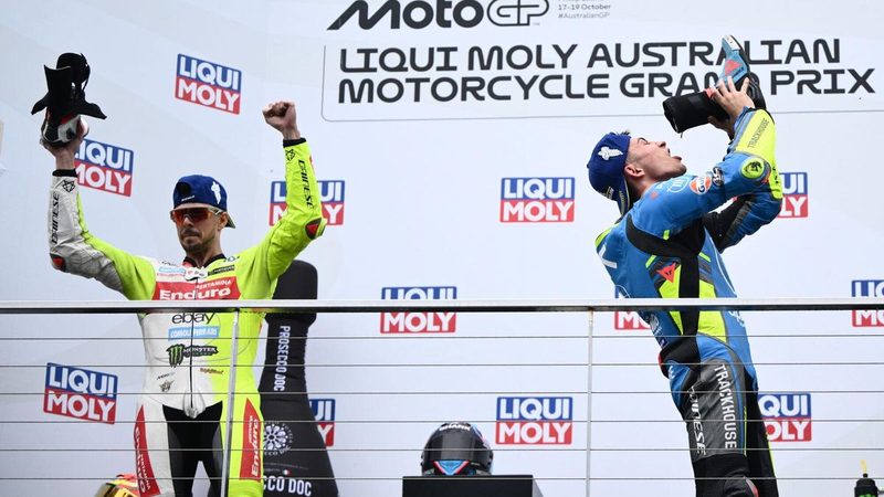 Raúl Fernández brilla en Australia entre gaviotas, Thor y celebraciones con Prosecco en bota