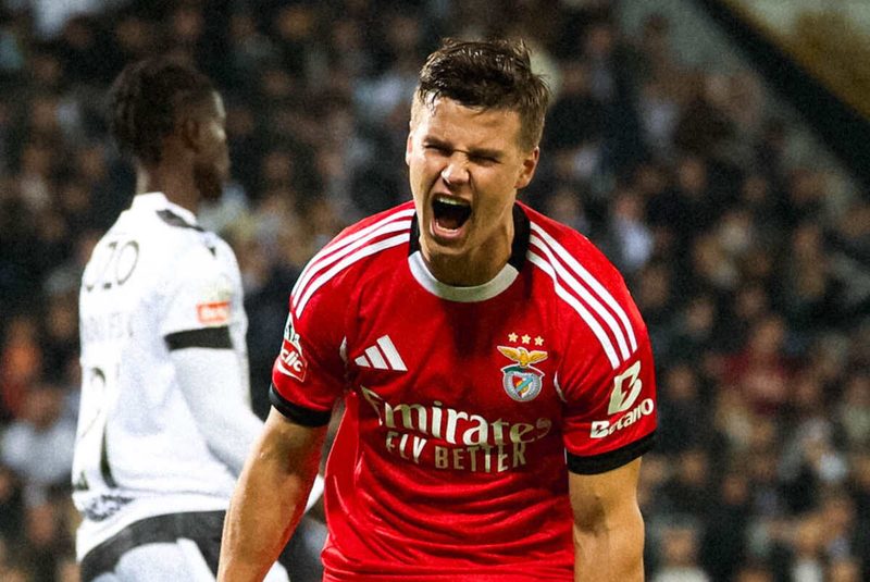 Benfica brilha no segundo tempo e vence Vitória de Guimarães por 3 a 0