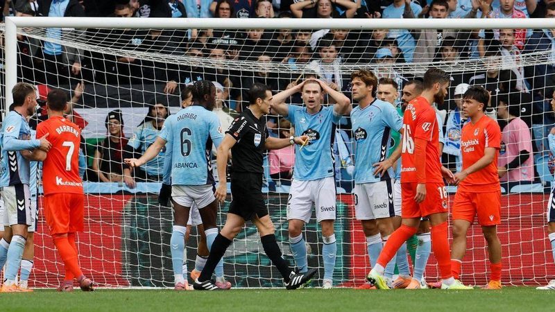 El Celta sufre su novena jornada sin ganar tras la expulsión de Starfelt en el 90