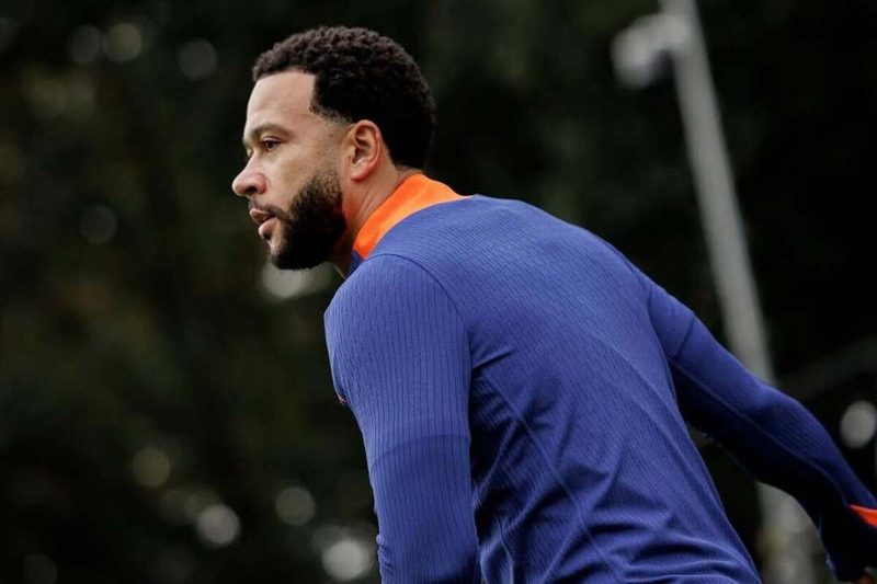 Influenciadora revela gravidez de Memphis Depay e gera polêmica fora de campo