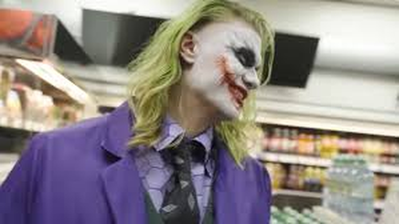 Haaland surpreende Manchester vestido de Coringa para o Halloween