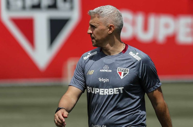 Hernán Crespo condiciona permanência no São Paulo à aprovação de contratações