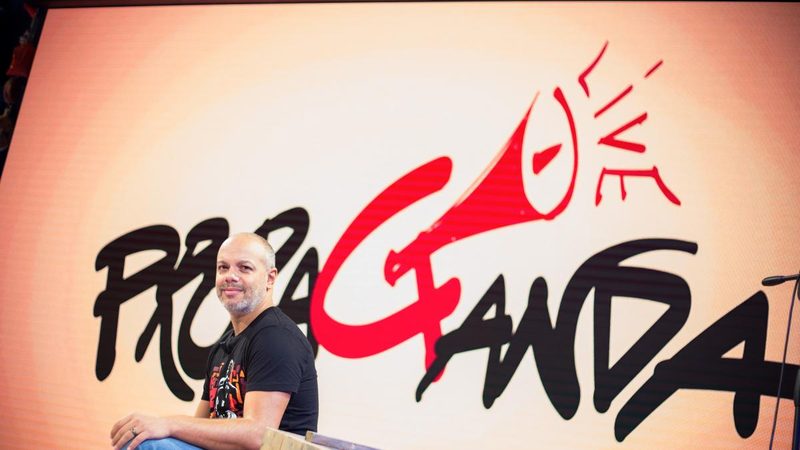 Diego Bianchi accoglie Sergio Rubini a Propaganda Live del 31 ottobre