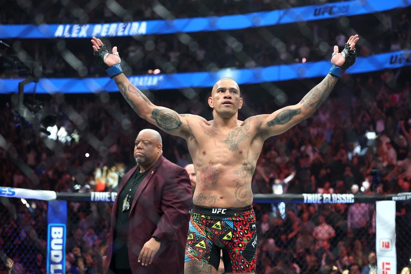 Alex Poatan nocauteia Ankalaev e reconquista cinturão dos meio-pesados no UFC 320
