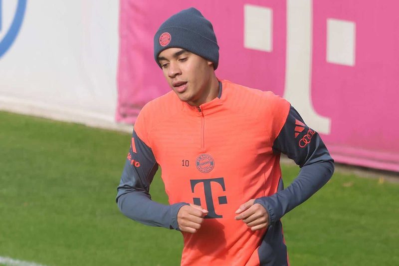 Jamal Musiala überrascht mit neuem Schuh-Prototyp beim Training des FC Bayern