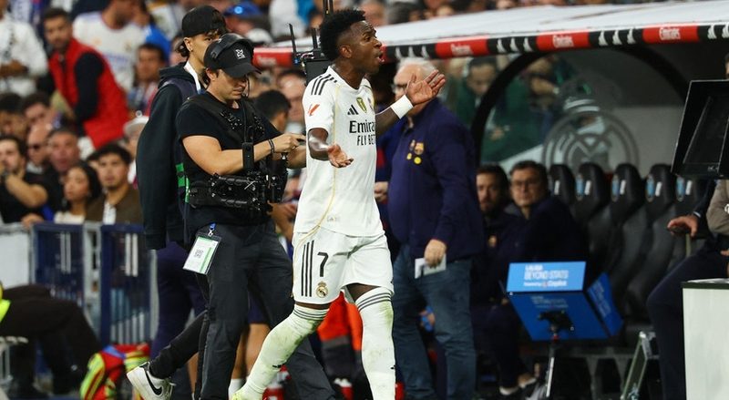 Vinícius Júnior se desculpa após reação polêmica no clássico contra o Barcelona