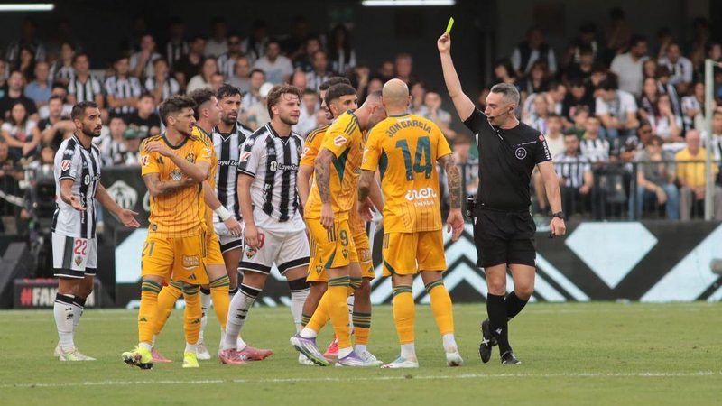 La polémica arbitral en Castellón-Albacete desata la indignación y sanción al presidente Voulgaris