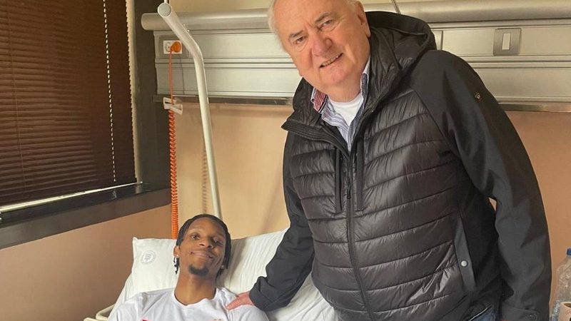 Bozidar Maljkovic visita a Tyson Carter en hospital de Belgrado tras neumonía