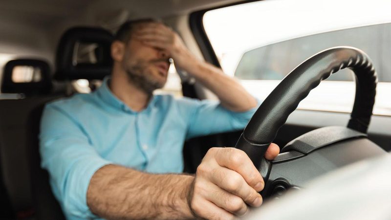 Hábitos y sanciones que convierten a los conductores en una molestia en la carretera