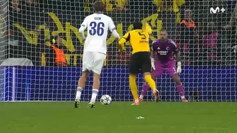 Borussia Dortmund vence 2-4 al Copenhague con penalti y doblete de Nmecha