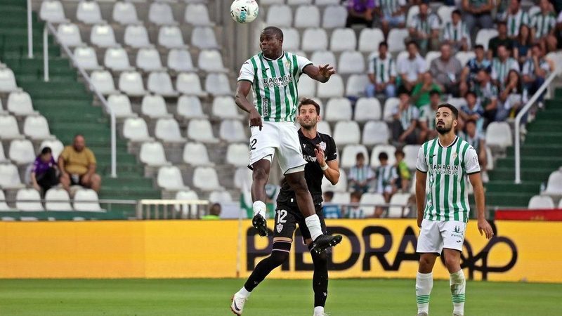 Franck Fomeyem se consolida como pilar defensivo del Córdoba CF en Segunda División