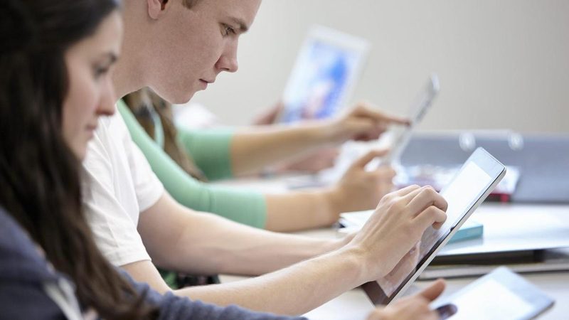 El uso de tablets en aulas eleva 80 veces las emisiones de CO2 frente a los libros de papel