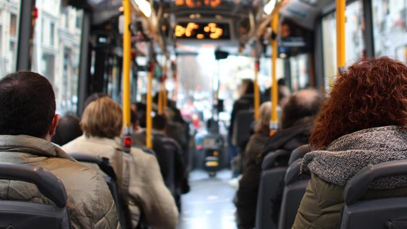Sénior prefieren transporte público y muestran escepticismo hacia la movilidad eléctrica