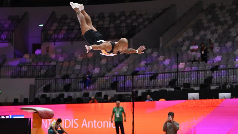 Una caída frena las opciones de Ray Zapata en el Mundial de gimnasia artística
