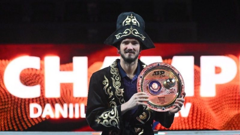 Medvedev pone fin a sequía de 29 meses y gana su primer título de la temporada