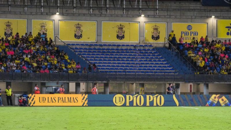 Exceso de control policial provoca el abandono de la Ultra Naciente en el Estadio de Gran Canaria