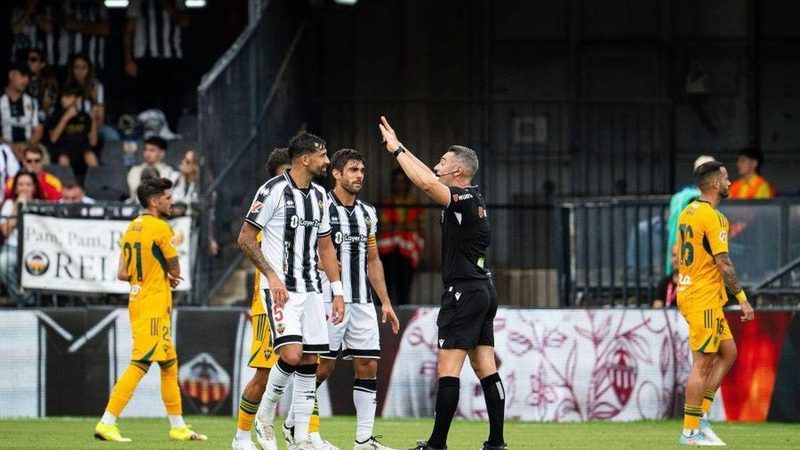 Polémico arbitraje de Alonso de Ena en el Castellón-Albacete marca el partido y el acta