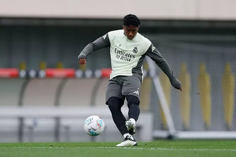 Técnico do Lyon elogia Endrick e sinaliza interesse em empréstimo do atacante
