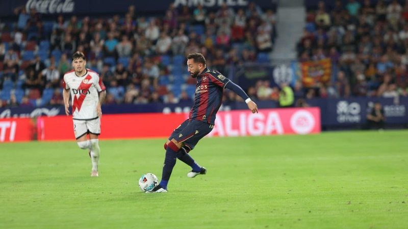 Morales recibe pitos en su regreso al Ciutat de València con el Levante