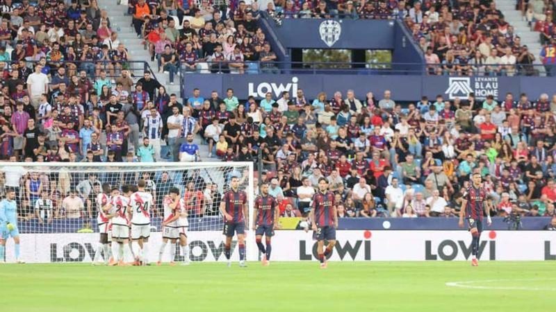 Jorge De Frutos marca doblete y el Levante sufre goleada en casa ante el Rayo Vallecano