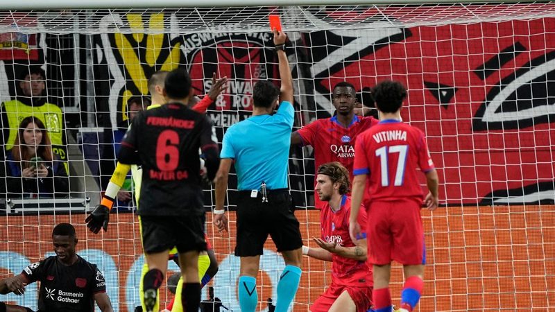 Gil Manzano marca el partido con dos penaltis y dos expulsiones en solo 15 minutos