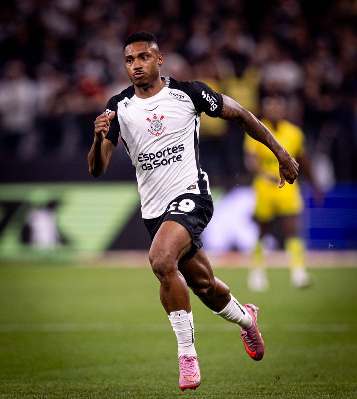 Corinthians se preocupa com Vitinho após saída por dores no joelho direito
