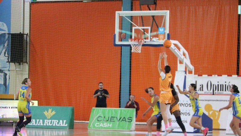 El Recoletas Zamora cae 66-72 ante Adareva Tenerife en un duelo intenso y con final electrizante