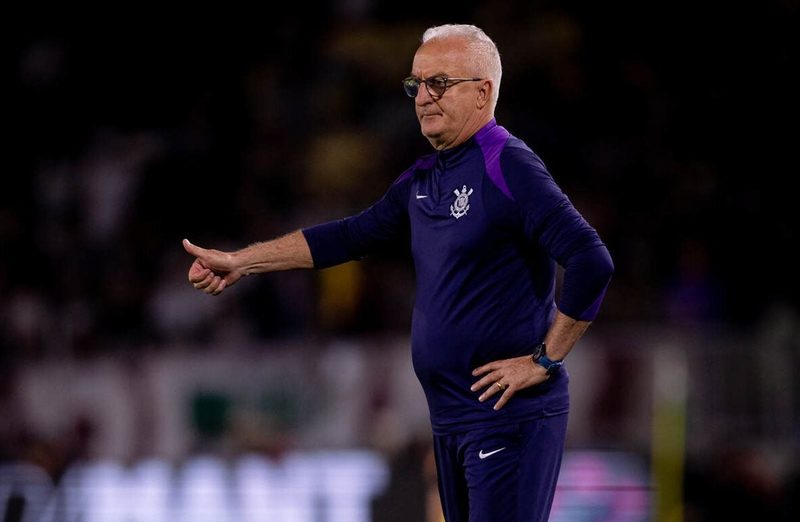 Dorival Júnior celebra equilíbrio do Corinthians e elogia Memphis após vitória sobre Grêmio