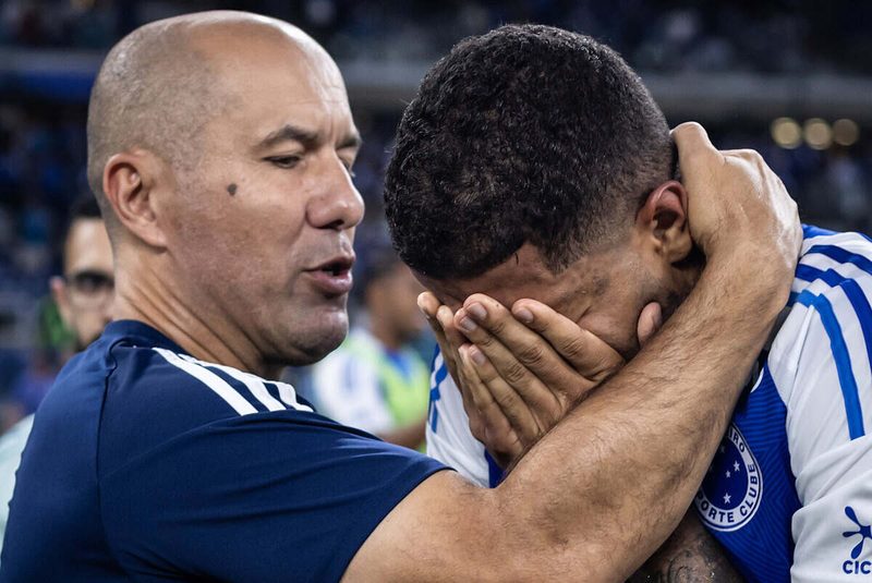 Leonardo Jardim destaca vitória do Cruzeiro e apoio da torcida, mas evita falar do futuro