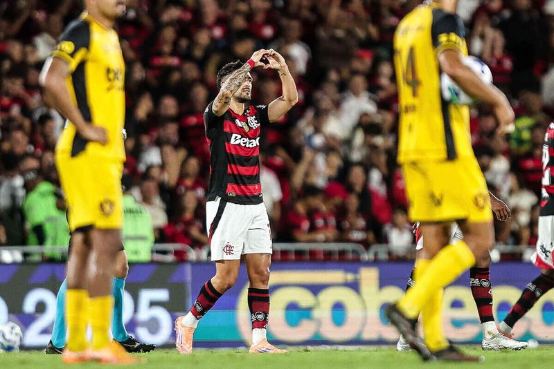 Arrascaeta se iguala a Doval e brilha em vitória do Flamengo sobre o Sport