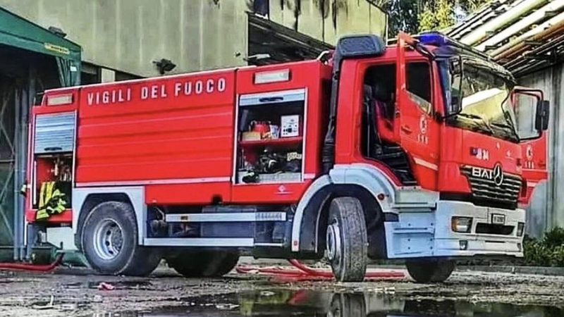 Tragico scontro tra camion dei vigili del fuoco e auto: un morto e feriti