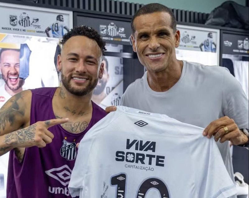 Neymar celebra retorno ao Santos com ídolos e reencontros marcantes