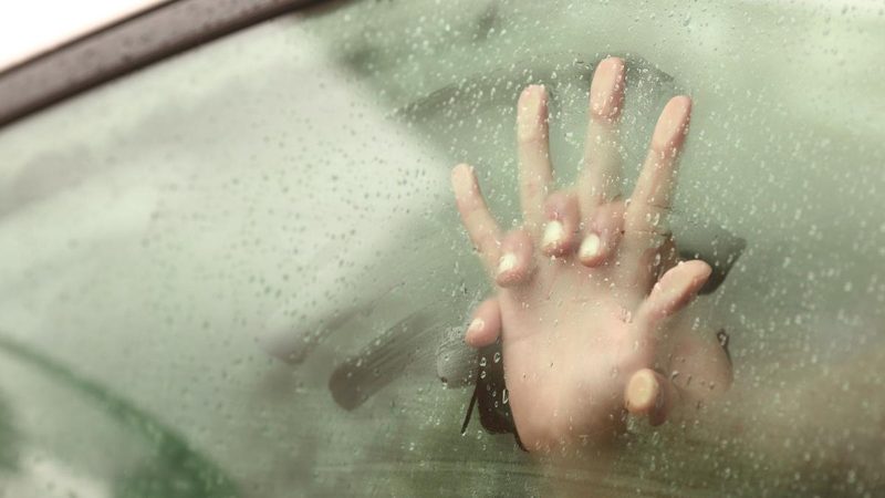 Sesso in auto: rischi legali e conseguenze da conoscere
