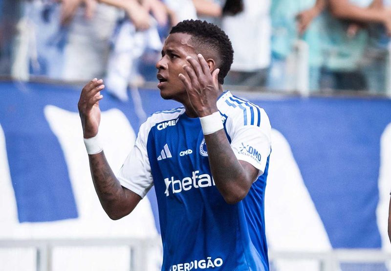 Keny Arroyo celebra primeiro gol pelo Cruzeiro e menciona ídolos Vini Jr e Neymar