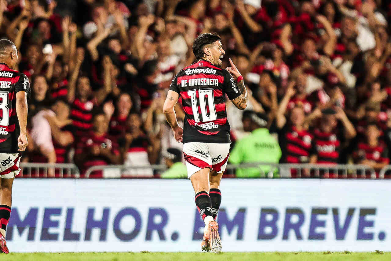 Flamengo brilha no Maracanã, vence Sport por 3 a 0 e assume liderança provisória