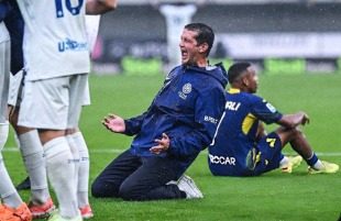 L'Inter trionfa a Verona nel recupero: la scivolata di Chivu conquista i social