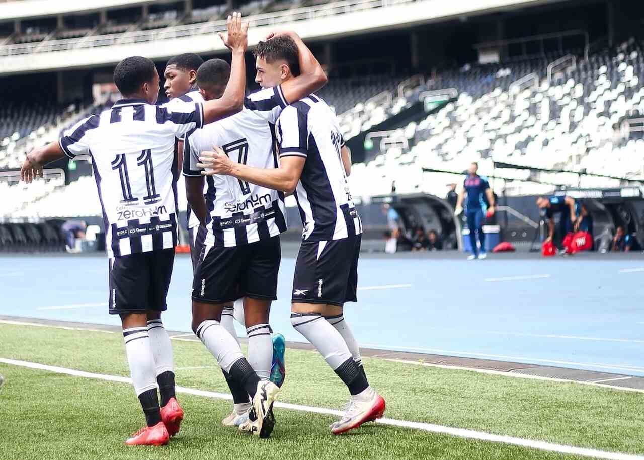 Botafogo domina Flamengo e abre vantagem na semifinal do Carioca Sub-20