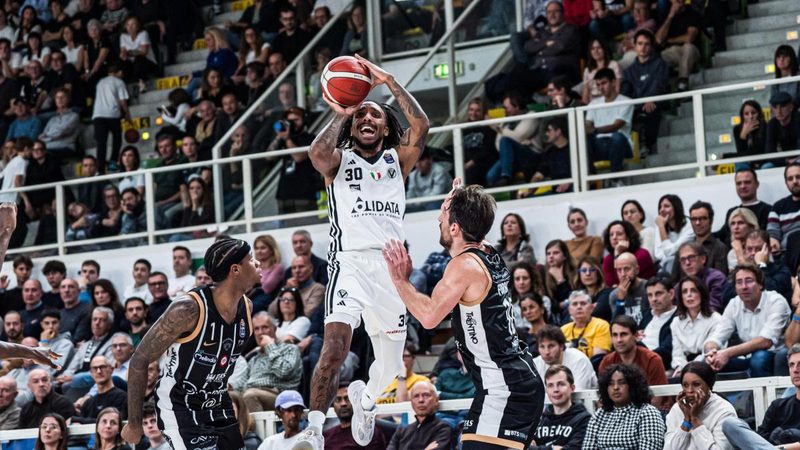 La Virtus domina Trento, Udine conquista i primi punti e Trieste batte Treviso
