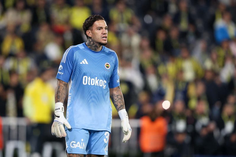 Goleiro Ederson é alvo de copos em clássico entre Fenerbahçe e Besiktas