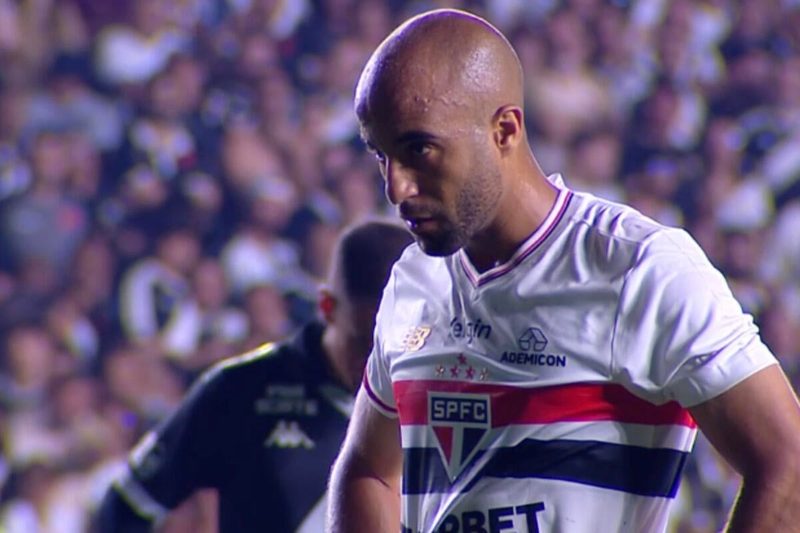 São Paulo derrota Vasco em São Januário e se aproxima do G7 no Brasileirão