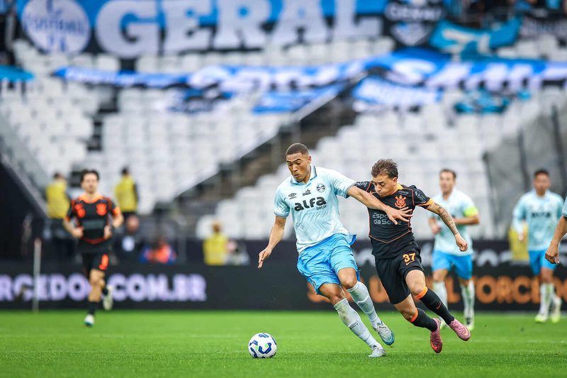 Carlos Vinicius projeta busca pela Libertadores após derrota do Grêmio para o Corinthians